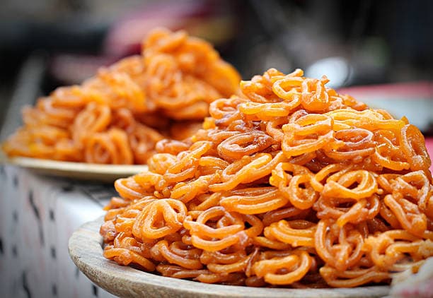 Jalebi – Espirales dulces y pegajosas de alegría